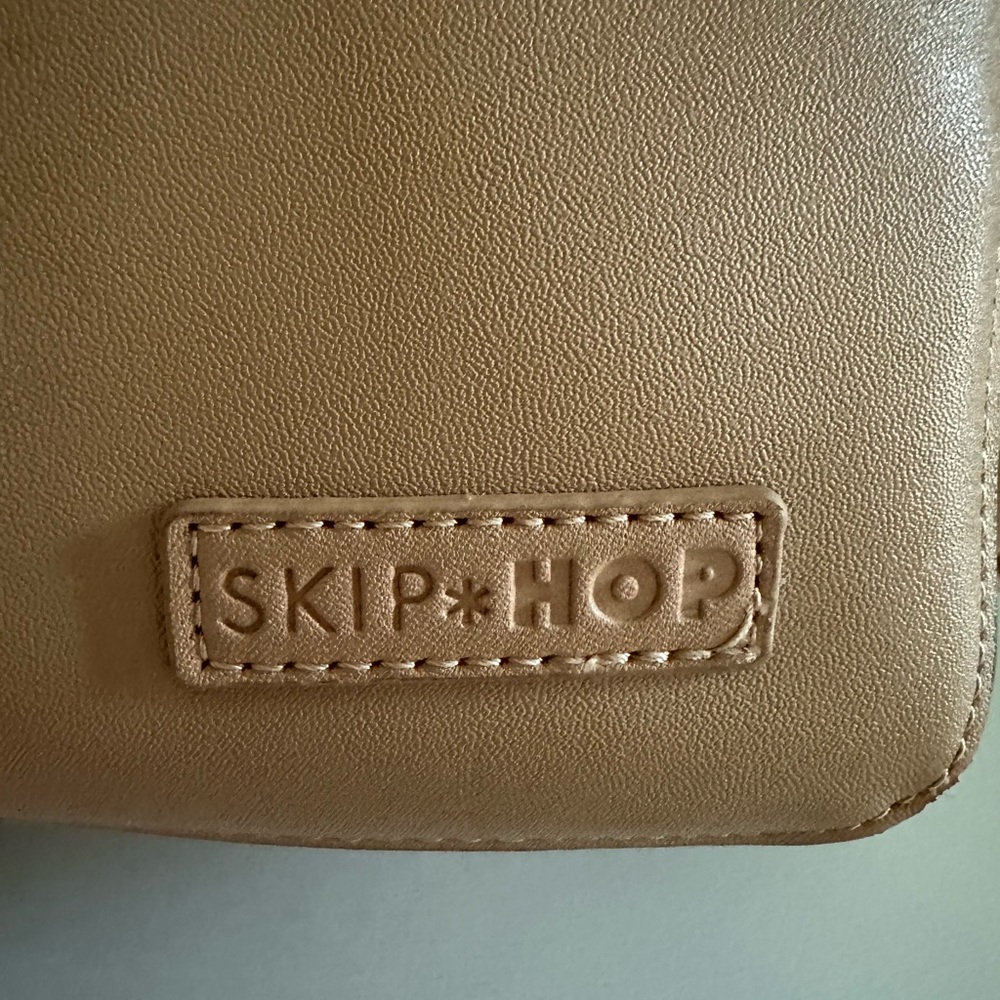 Skip Hop Greenwich Chic Diaper Bag Backpack Beige
Large Unisex - Picture 10 of 11